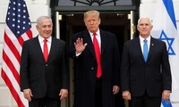 Thủ tướng Israel Netanyahu (bìa trái) đứng cạnh Tổng thống Mỹ Donald Trump và Phó Tổng thống Mỹ Mike Pence. (Ảnh: Reuters)
