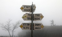 Một cột biển chỉ dẫn trên núi Bental trên phần Cao nguyên Golan bị Israel chiếm đóng. (Ảnh: Anmmar Awad)