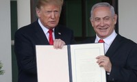 Tổng thống Mỹ Donald Trump và Thủ tướng Israel Netanyahu vào thời điểm ký tuyên bố. (Ảnh: Reuters)