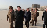 Chủ tịch Triều Tiên Kim Jong Un trong một chuyến thị sát khu du lịch bãi biển Wonsan-Kalma. (Ảnh: Reuters)