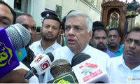 Thủ tướng Sri Lanka Ranil Wickremesinghe phát biểu với báo chí sau vụ tấn công. (Ảnh: Reuters)