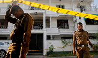 Lực lượng an ninh Sri Lanka canh gác bên ngoài nhà một nghi phạm của vụ đánh bom dịp lễ Phục sinh (Ảnh: Reuters)