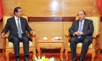 Thủ tướng Nguyễn Xuân Phúc tiếp Đoàn đại biểu cấp cao Campuchia do Thủ tướng Vương quốc Campuchia Samdech Techo Hun Sen dẫn đầu. Ảnh: VGP