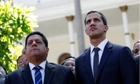 Phó Chủ tịch Quốc hội Venezuela (trái) đứng cạnh tổng thống tự phong Juan Guaido. (Ảnh: NYT)
