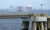 Một tàu chở dầu chuẩn bị cập cảng Fujairah. (Ảnh: AP)