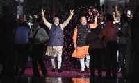 Thủ tướng Narendra Modi và Chủ tịch đảng BJP ăn mừng chiến thắng. (Ảnh: CNN)