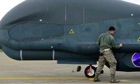 Một quân nhân Mỹ đang kiểm tra chiếc máy bay tuần tra không người lái RQ-4 Global Hawk. (Ảnh: AP)
