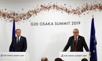 Chủ tịch Hội đồng Châu Âu Donald Tusk (trái) và Chủ tịch Ủy ban Châu Âu Jean-Claude Juncker tham dự một cuộc họp báo ở Osaka ngày 28/6. (Ảnh: Reuters)