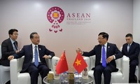 Phó Thủ tướng Phạm Bình Minh và Uỷ viên Quốc vụ Trung Quốc Vương Nghị tại cuộc gặp. (Ảnh: BNG)