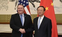 Ông Dương Khiết Trì (phải) trong cuộc gặp Ngoại trưởng Mỹ Mike Pompeo vào tháng 11 năm ngoái tại New York. (Ảnh: AP)