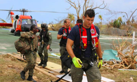 Lực lượng bảo vệ bờ biển Mỹ hỗ trợ cứu hộ ở Bahamas. (Ảnh: CNN)