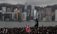 Một lá cờ Anh bay giữa biểu tình Hong Kong. (Ảnh: SCMP)