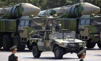 Hình ảnh chiếc xe chở tên lửa được bọc kín tham gia lễ tập dượt chuẩn bị quốc khánh. (Ảnh: AP)