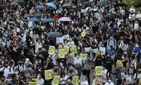 Người biểu tình Hong Kong kéo xuống đường chiều 4/10. (Ảnh: SCMP)