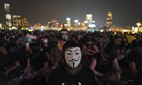 Một người Hong Kong đeo mặt nạ tham gia biểu tình cuối tuần qua. (Ảnh: AP)