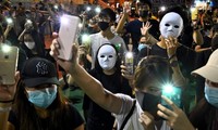 Người biểu tình Hong Kong bất chấp lệnh cấm đeo khẩu trang, mặt nạ khi biểu tình hoặc tụ tập đông người. (Ảnh: Philip Fong)