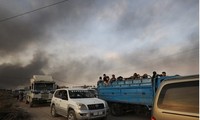 Nhiều dân thường sơ tán khi khói bay lên từ biên giới Syria - Thổ Nhĩ Kỳ. (Ảnh: BBC)