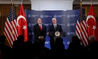 Phó Tổng thống Mỹ Mike Pence và Ngoại trưởng Mike Pompeo phát biểu tại Ankara và thông báo Thổ Nhĩ Kỳ và người Kurd đã đạt được thoả thuận ngừng bắn ở Syria. (Ảnh: Reuters)