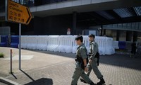 Cảnh sát Hong Kong đi tuần bên ngoài trụ sở Hội đồng lập pháp hôm 15/10. (Ảnh: Reuters)