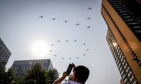 Đội tàu bay Trung Quốc biểu diễn trong lễ mừng 70 năm quốc khánh. (Ảnh: AP)