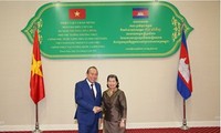 Phó Thủ tướng Trương Hoà Bình gặp Phó Thủ tướng Campuchia Men Sam On. (Ảnh: VGP)