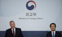 Đặc phái viên Mỹ Stephen Biegun (bìa trái) trong cuộc họp báo tại Seoul hôm 16/12. (Ảnh: Reuters)