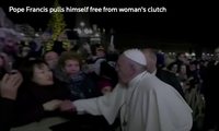 Khoảnh khắc Giáo hoàng bị một phụ nữ kéo tay. (Ảnh chụp từ clip)