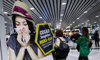 Một poster về dịch do virus corona gây ra đặt tại sân bay quốc tế Kuala Lumpur. (Ảnh: EPA)