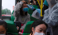 Kiểm tra thân nhiệt hành khách trên một chuyến xe ở địa phương giáp Hong Kong hôm 4/2. (Ảnh: Reuters)