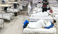 Trong một bệnh viện dã chiến ở Vũ Hán. (Ảnh: Xinhua)