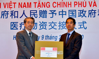 Thứ trưởng Tô Anh Dũng (trái) và Đại sứ Trung Quốc tại Việt Nam Hùng Ba tại lễ trao tặng. (Ảnh: baoquocte)