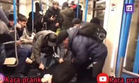 Cảnh người đàn ông đột nhiên ngã vật xuống sàn toa tàu điện ngầm. (Ảnh cắt từ clip)