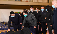 Phó Thủ tướng Trung Quốc Tôn Xuân Lan đến thăm một bệnh viện tạm thời trong nhà thi đấu thể thao ở Vũ Hán. (Ảnh: Xinhua)