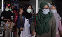 Hành khách đeo khẩu trang khi làm thủ tục tại sân bay Cengkareng ngày 1/2. (Ảnh: Getty Images)