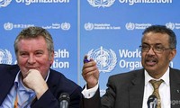 Ông Michael Ryan (trái), giám đốc các chương trình khẩn cấp của WHO, tại cuộc họp báo ngày 13/2. (Ảnh: AP)