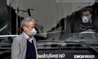 Người dân Iran đeo khẩu trang khi đi xe buýt và trên đường phố hôm 23/2. (Ảnh: AP)