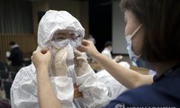 Nhân viên tại Trung tâm y tế Seoul mặc đồ phòng hộ. (Ảnh: Yonhap)