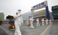 Lực lượng chức năng phun diệt khuẩn tại TP Deagu, Hàn Quốc. (Ảnh: Yonhap)