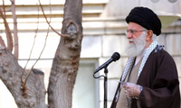Đại giáo chủ Iran đeo bao tay khi phát biểu trên truyền hình. (Ảnh: AP)