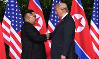 Tổng thống Mỹ Donald Trump và Chủ tịch Triều Tiên Kim Jong-un trong lần gặp nhau tại Singapore. (Ảnh: Yonhap)