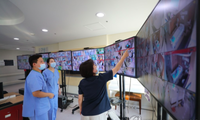 Các bác sĩ theo dõi hình ảnh trong khu cách ly áp lực âm tại Trung tâm y tế Seoul ngày 9/3. (Ảnh: Yonhap)