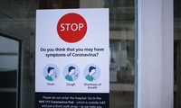 Một poster thông báo những người có triệu chứng mắc Covid-19 không được vào bệnh viện St.Mary ở London. (Ảnh: Getty Images)
