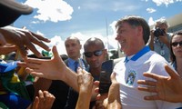 Tổng thống Brazil Jair Bolsonaro chụp ảnh với đám đông ủng hộ. (Ảnh: Reuters)