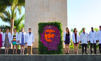Một nhóm sinh viên y khoa Cuba đứng trước tượng đài cách mạng ở Santa Clara. (Ảnh: Getty Images)