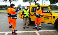 Các tình nguyện viên mang khẩu trang đến nhà người dân ở Grosseto, Italy. (Ảnh: Reuters)