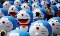 Một người đúng chụp ảnh trong triển lãm về Doraemon. (Ảnh: Reuters)
