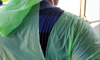 Một bác sĩ Ấn Độ mặc áo mưa rách khi làm việc tại bệnh viện chữa trị cho bệnh nhân COVID-19. (Ảnh: Reuters)