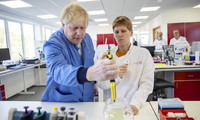 Thủ tướng Anh Boris Johnson đến thăm một cơ sở xét nghiệm ở Bedford. (Ảnh: Getty Images)
