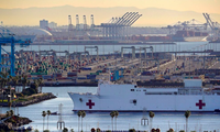 Tàu bệnh viện USNS Mercy khi đang đậu tại cảng Los Angeles. (Ảnh: AP)