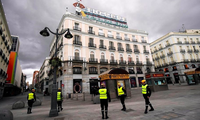 Binh lính tuần tra trên đường phố Tây Ban Nha. (Ảnh: Reuters)